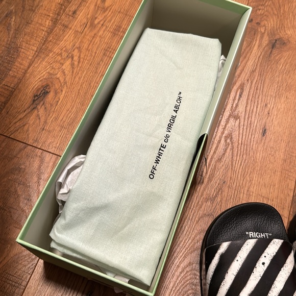 Off white spray stripes slider black/white